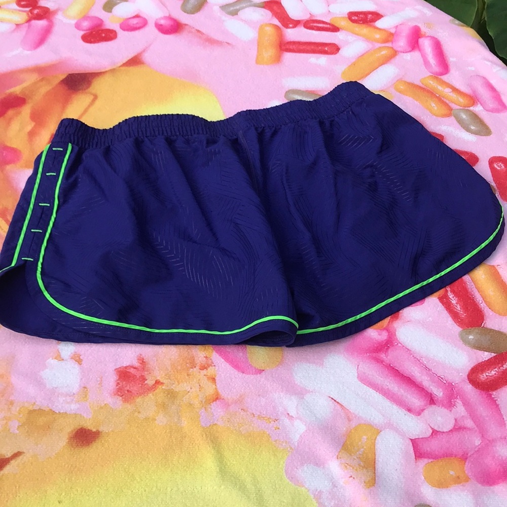 🔥Under Armour woman’s large shorts🏖 - Picture 3 of 5